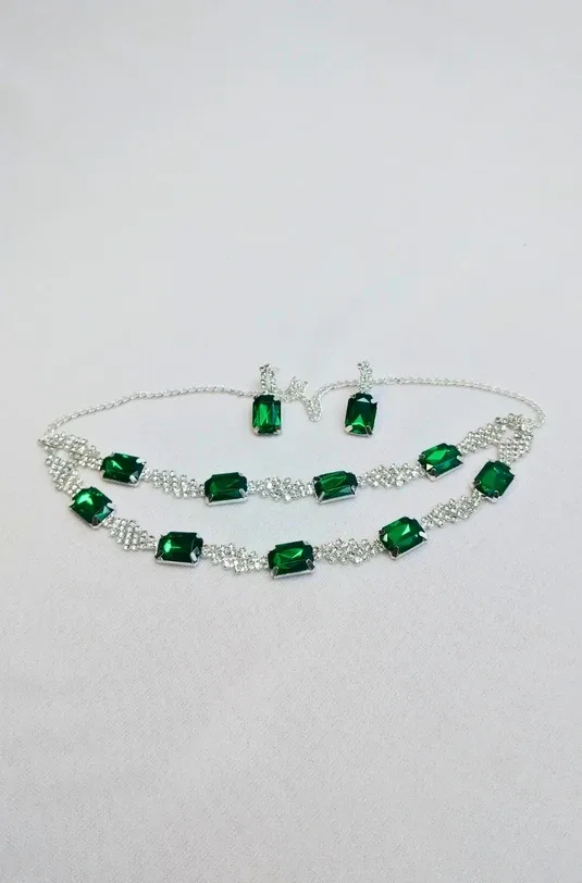 Glamorous V-Neckline Jewellery Set with Dangle Earrings for Women – Party & Wedding Wear