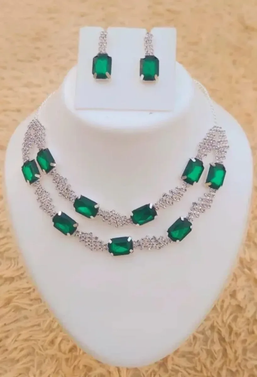 Glamorous V-Neckline Jewellery Set with Dangle Earrings for Women – Party & Wedding Wear